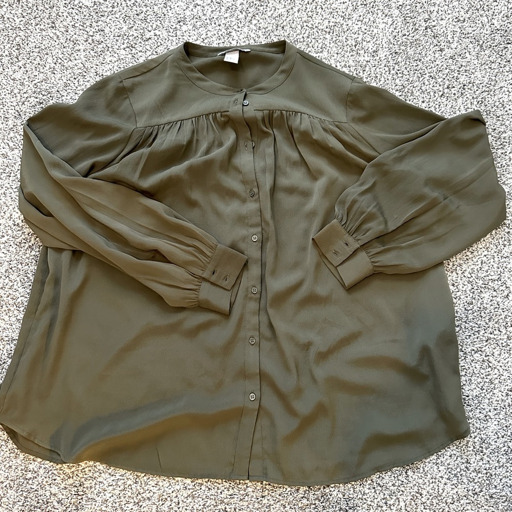 H&M Long Sleeve top size 12. Fits like an XL